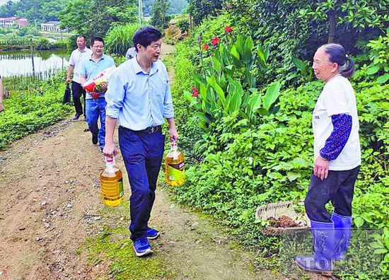 “户帮户亲帮亲，互助脱贫奔小康”，开展走访慰问。